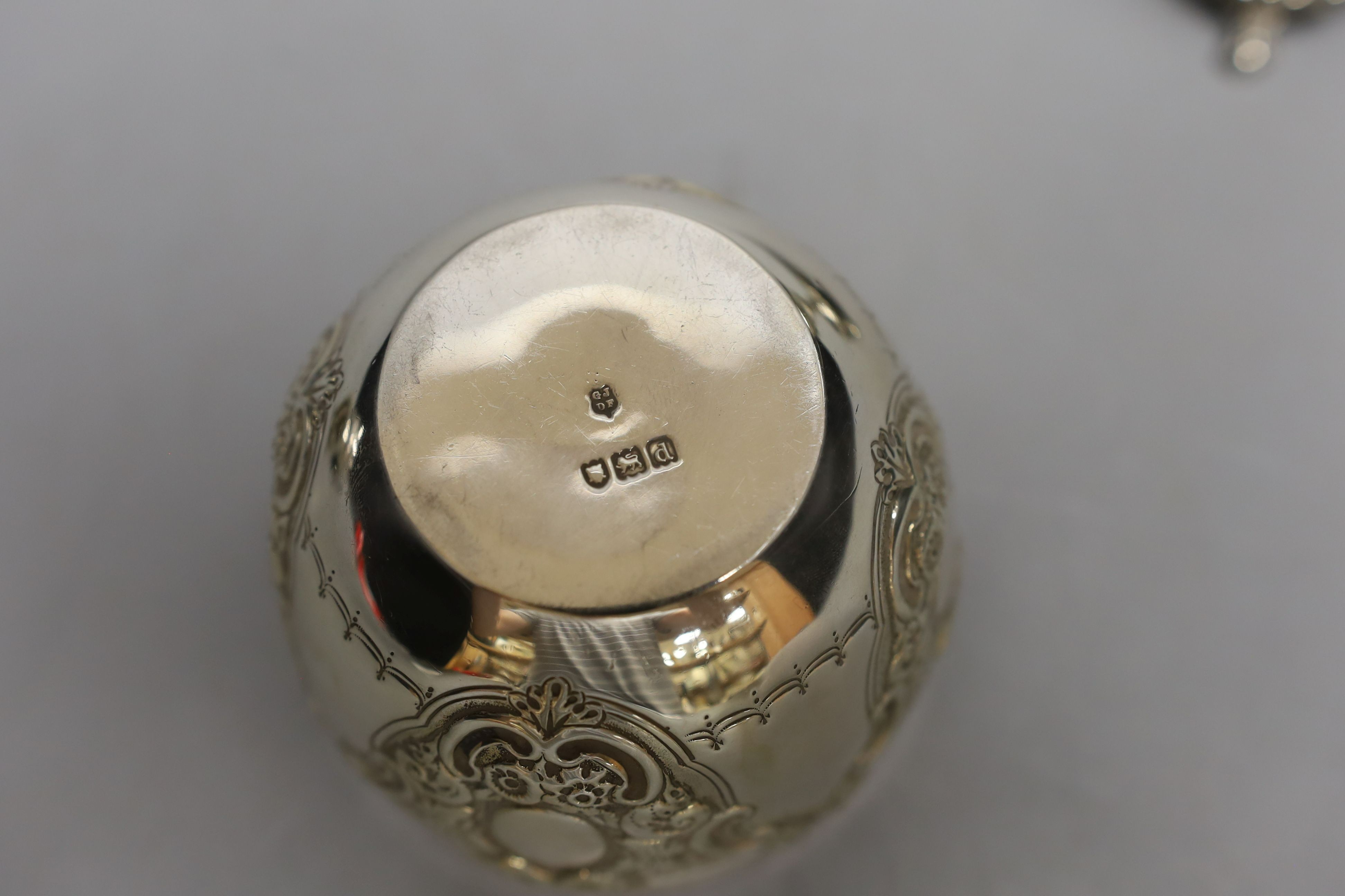 Two late 19th/early 20th century silver cream jugs, 13.5cm, and a late Victorian silver sugar bowl, 10oz.
